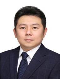 穿着西装的男人 描述已自动生成